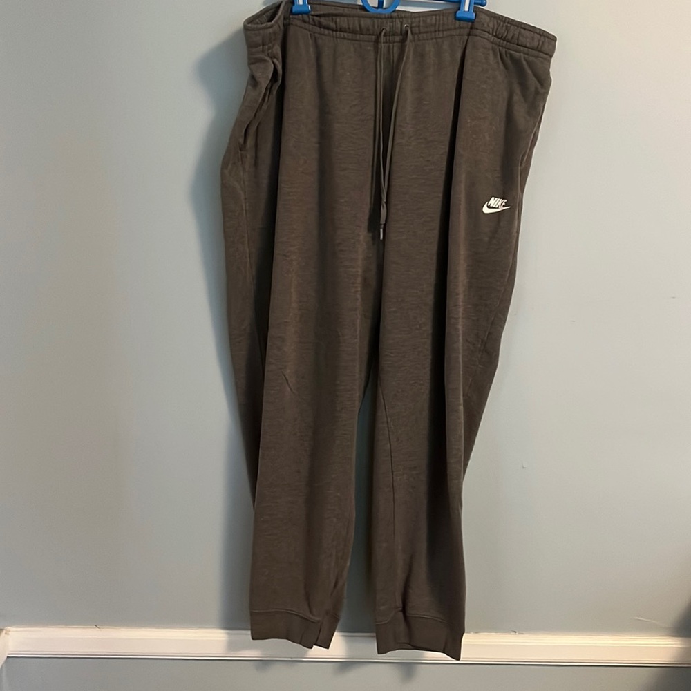 Nike joggers in XXL. Gray. Drawstring, pockets